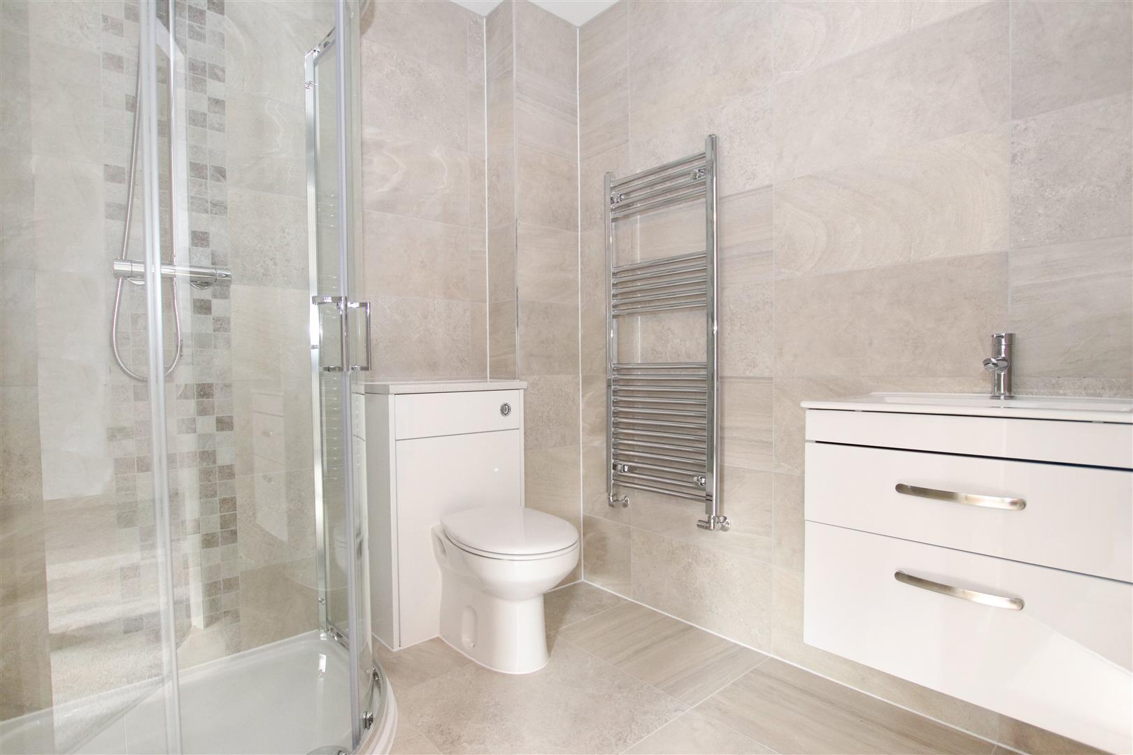 LUXURY EN-SUITE SHOWER ROOM
